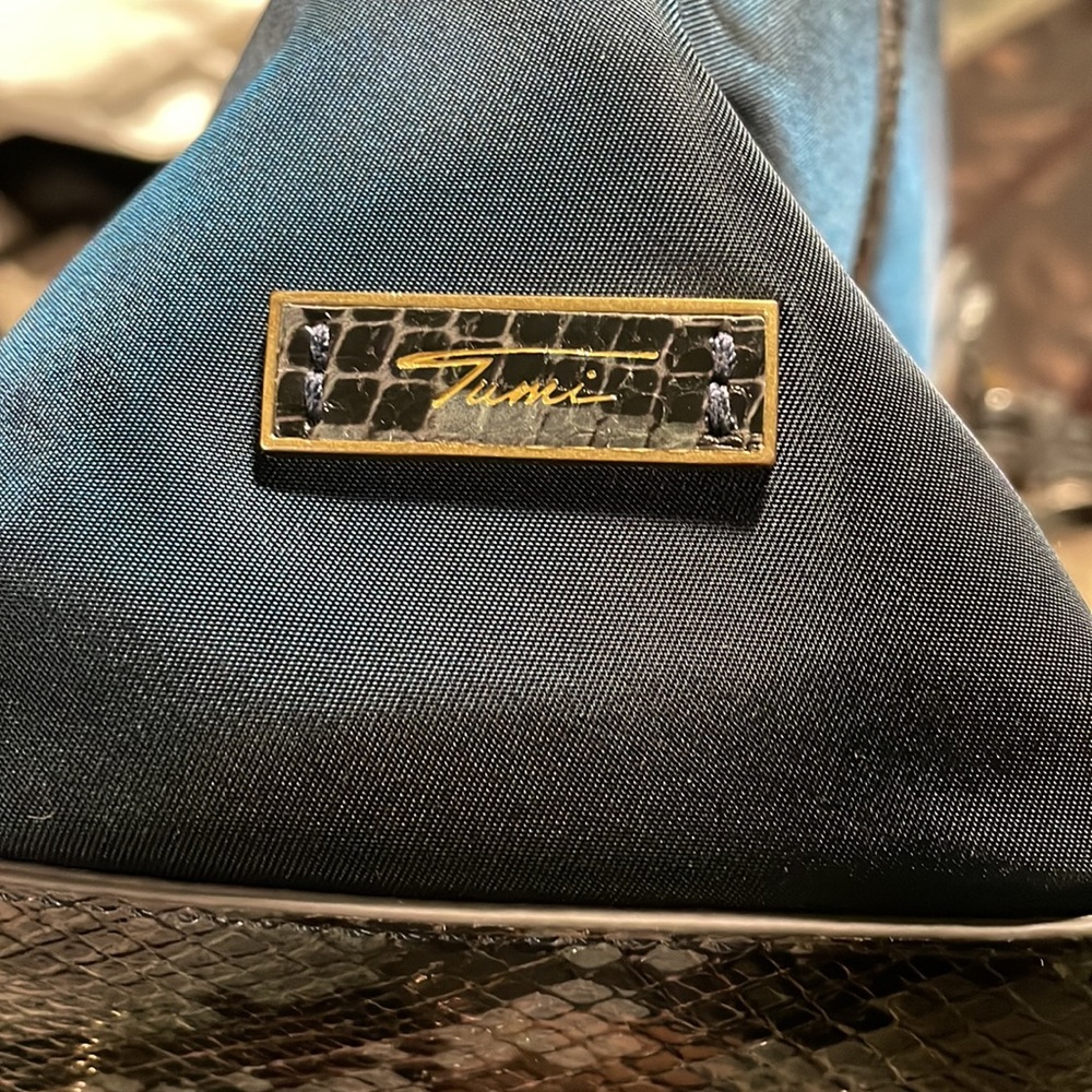 Tumi Shoulder Bag - Picture 4 of 8